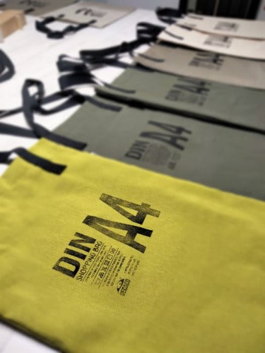 vista de gama de colores de totebags en tonos verdes, arenas y beige