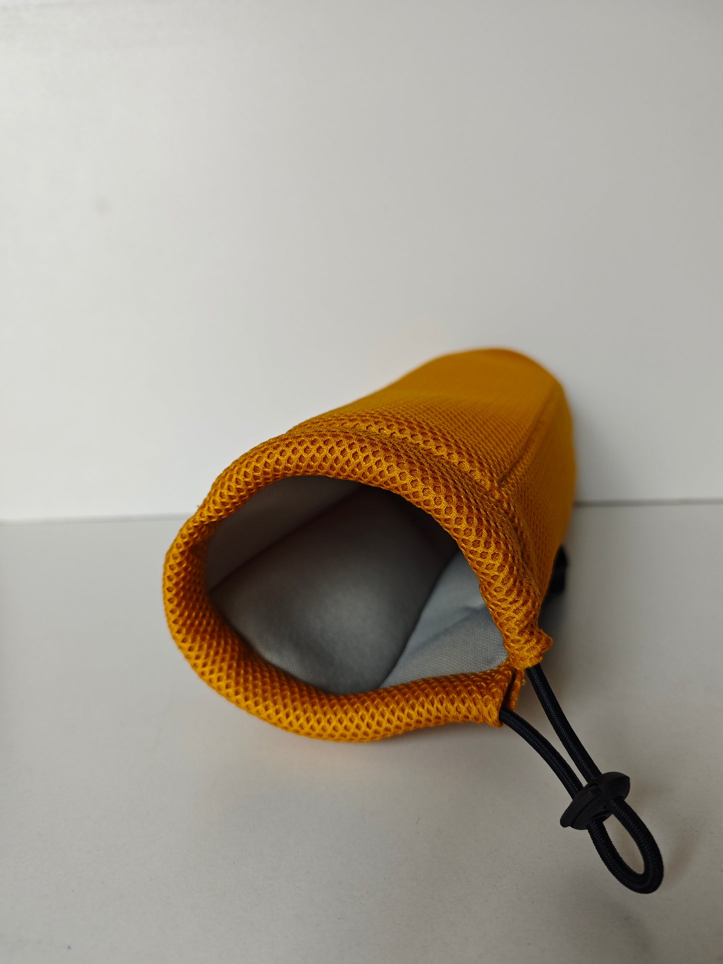 Nuestra funda para botella es el accesorio perfecto para mantener tu bebida a la temperatura ideal y protegerla de golpes. Fabricada con malla 3D transpirable y un interior de tela foamizada, esta funda ligera y duradera es ideal para cualquier aventura.