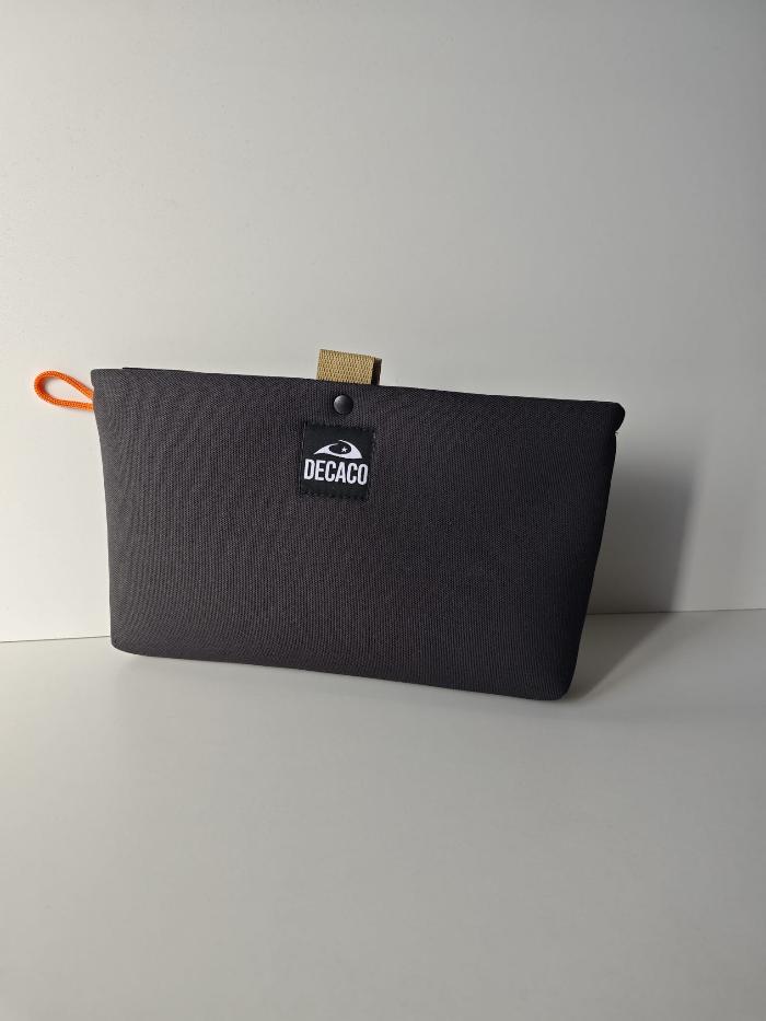 ¡Adiós al caos! Organiza tu vida con este neceser de foam antracita. Exterior sobrio, interior naranja que te llena de energía.
