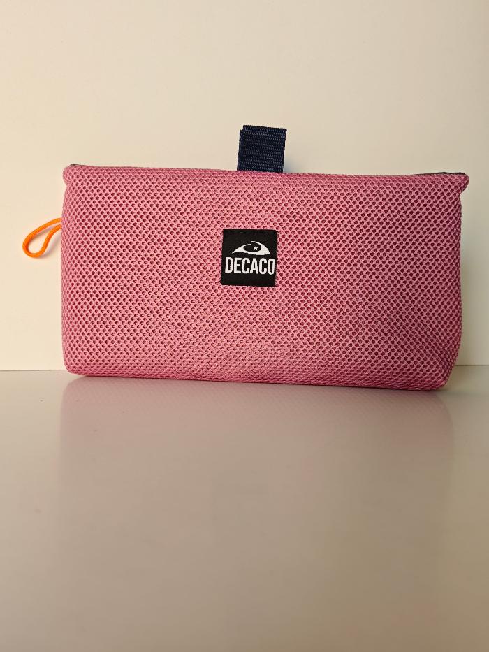 Neceser de malla rosa Decaco: El compañero ideal para tus viajes y escapadas. Guarda tus cosméticos, accesorios electrónicos o artículos de aseo de forma segura y organizada en este práctico estuche de viaje. Perfecto para llevar en tu bolso, mochila o maleta. #neceserrosa #deco #viajes #organización #malla3d
