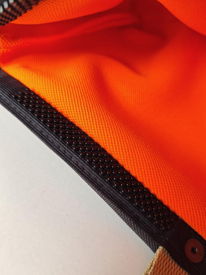 ¡Adiós al caos! Organiza tu vida con este neceser de foam antracita. Exterior sobrio, interior naranja que te llena de energía.