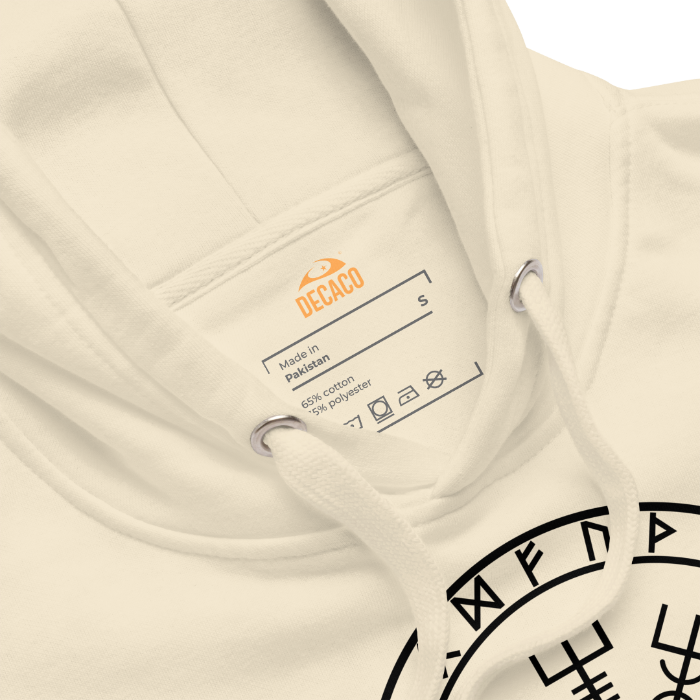 inner label detail bone cotton hoodie with the Vegvísir symbol, a Viking compass. Detalle de etiqueta estampada interior de sudadera de algodón color hueso con el símbolo Vegvísir, una brújula vikinga