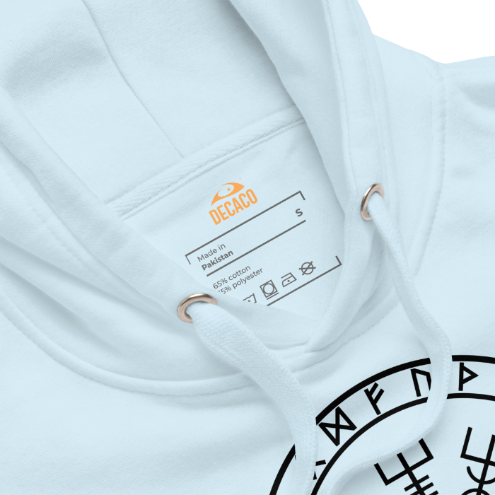 inner label detail sky blue cotton hoodie with the Vegvísir symbol, a Viking compass. Detalle de etiqueta estampada interior de sudadera de algodón azul cielo con el símbolo Vegvísir, una brújula vikinga