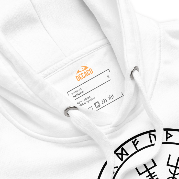inner label detail White cotton hoodie with the Vegvísir symbol, a Viking compass. Detalle de etiqueta estampada interior de sudadera de algodón blanco con el símbolo Vegvísir, una brújula vikinga
