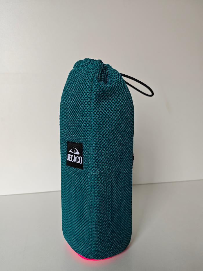 Combina estilo y funcionalidad con nuestra funda de botella de diseño moderno. La malla 3D de alta visibilidad te permite encontrar fácilmente tu botella, mientras que el cierre ajustable se adapta a diferentes tamaños. ¡Perfecta para llevarla en tu mochila, bolso o simplemente sujetarla a tu bicicleta!