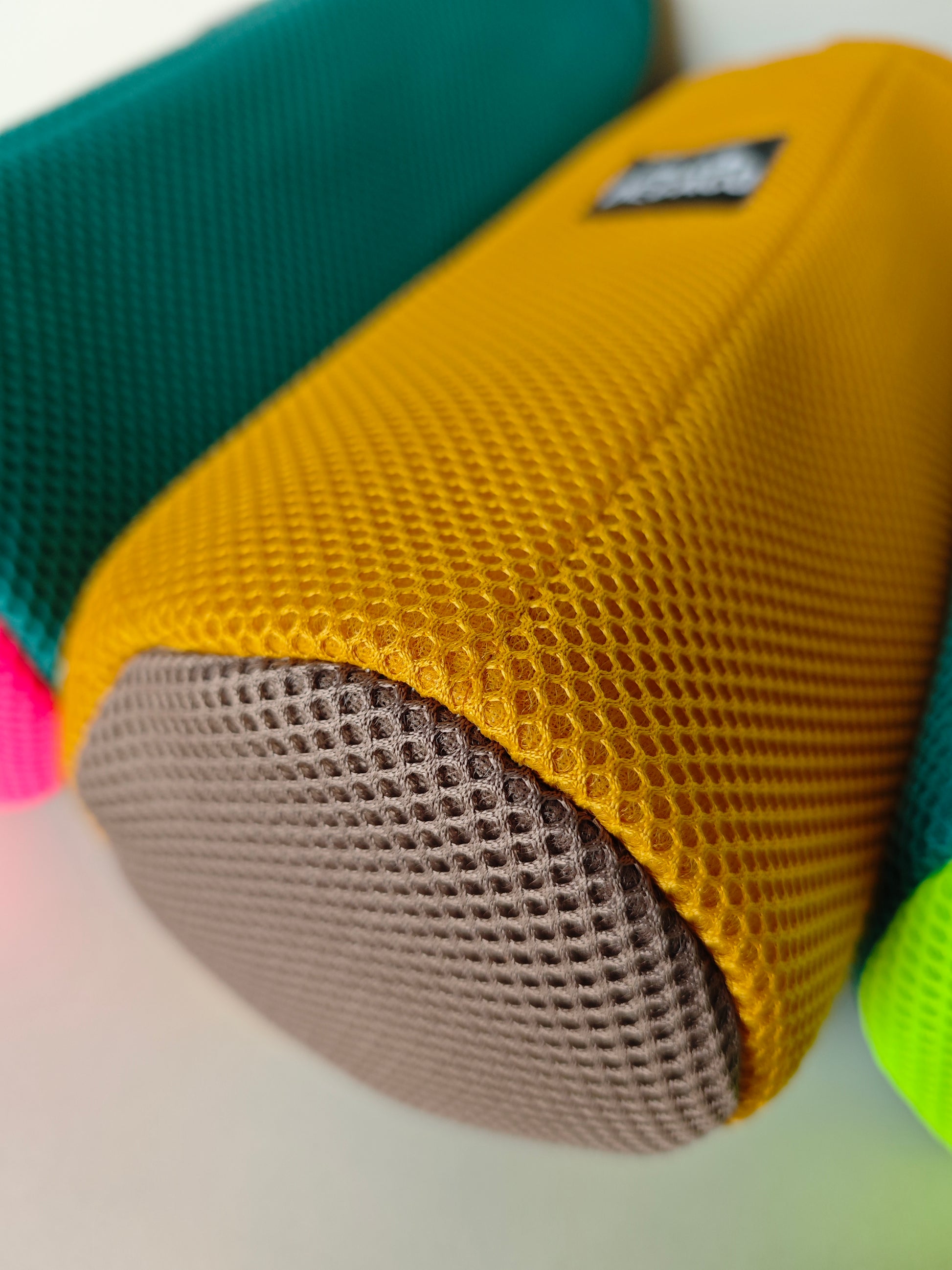 Nuestra funda para botella es el accesorio perfecto para mantener tu bebida a la temperatura ideal y protegerla de golpes. Fabricada con malla 3D transpirable y un interior de tela foamizada, esta funda ligera y duradera es ideal para cualquier aventura.