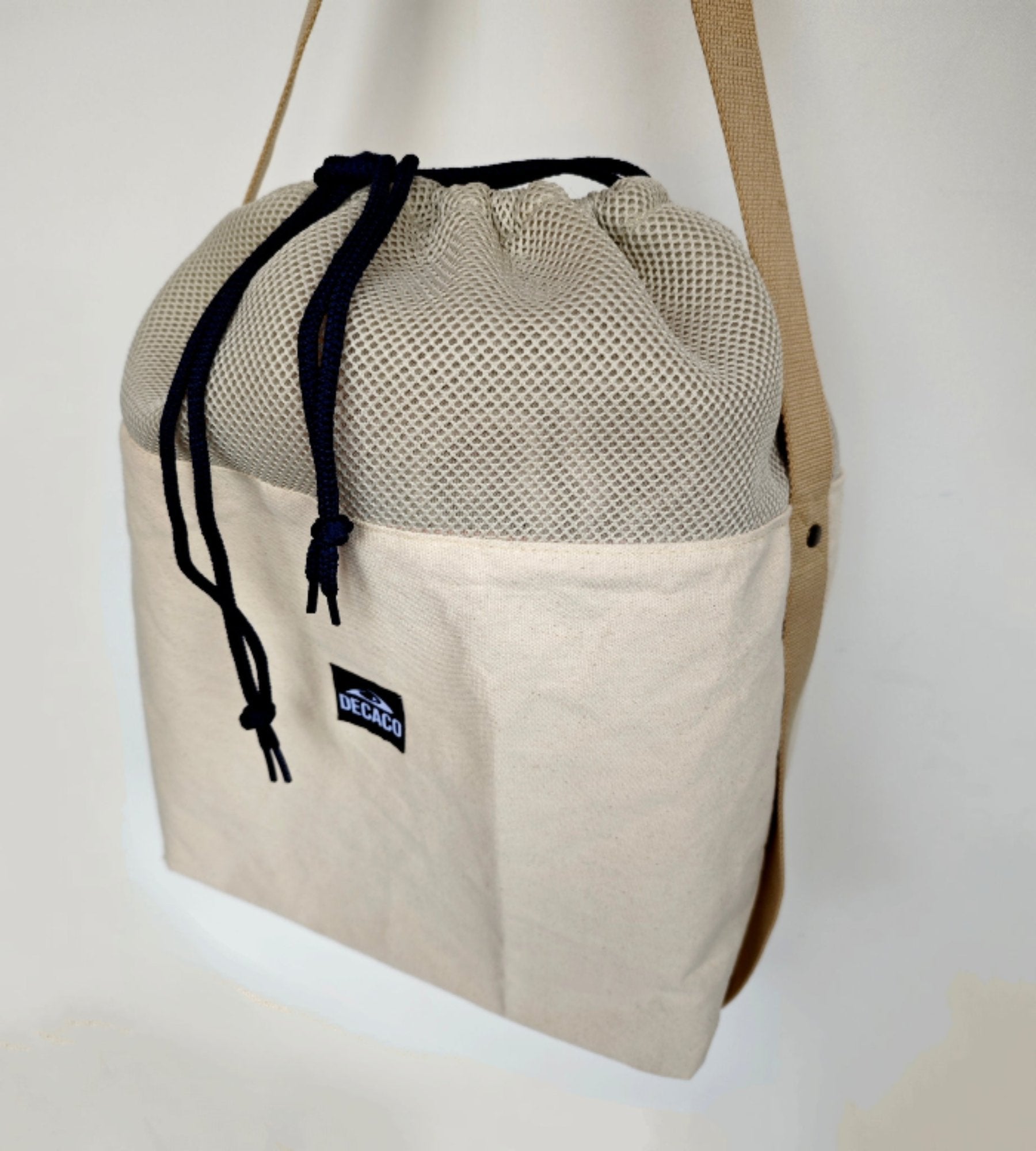 Bolso de malla beige y algodón orgánico, ideal para llevar al gimnasio o a la playa.