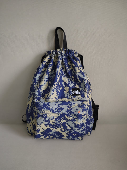 Mochila unisex de color azul camuflaje, ideal para llevar tus pertenencias de forma cómoda y segura.