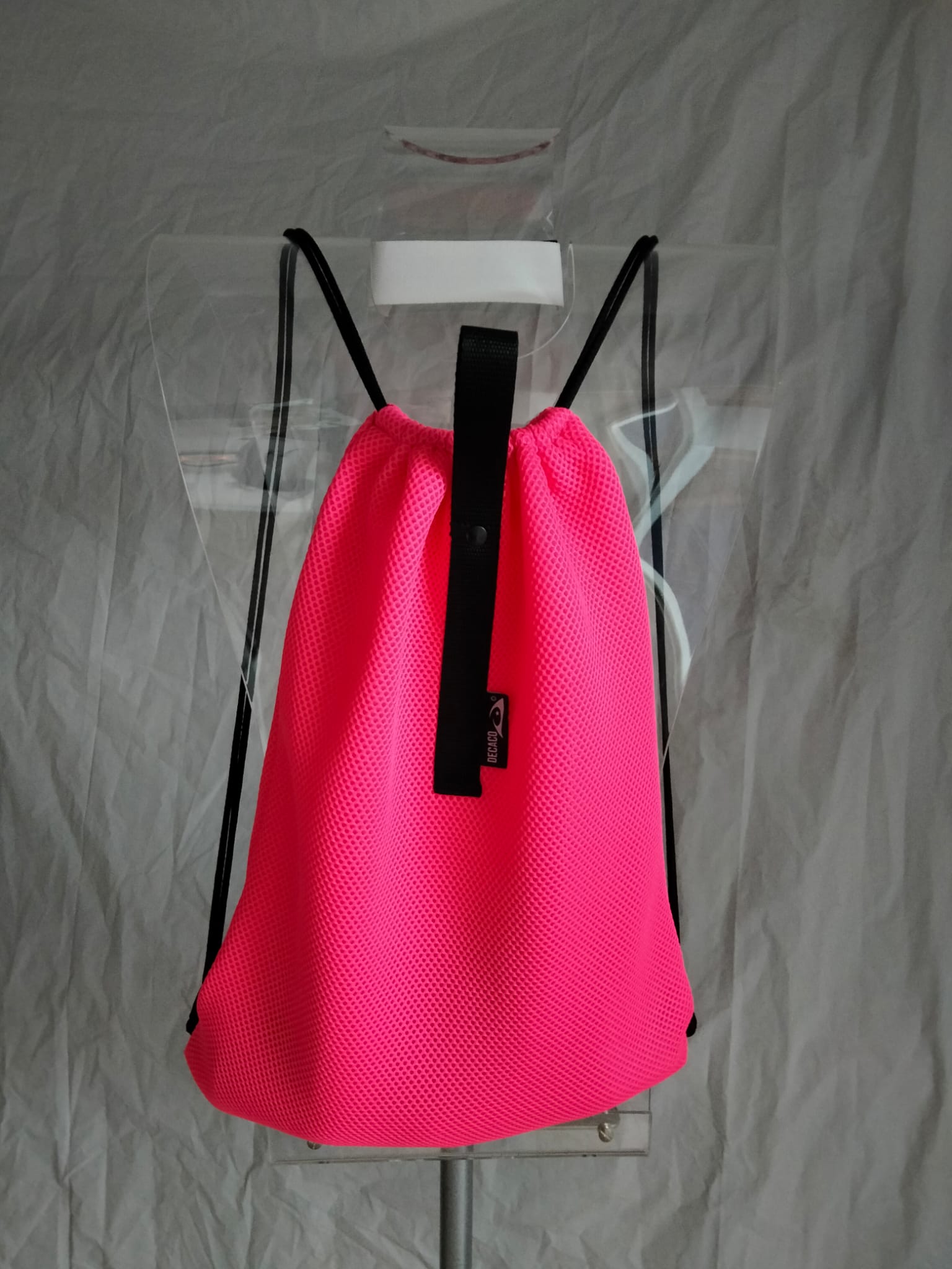 Bolso deportivo rosa barbie de malla, perfecto para llevar tus pertenencias a la playa o la piscina.