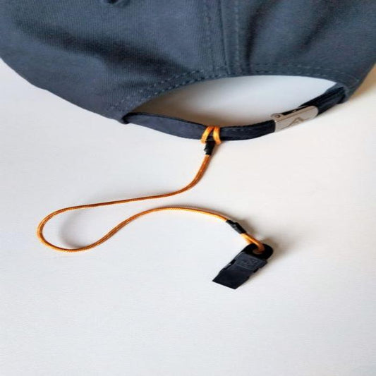 Accesorio anti-pérdida para gorra, perfecto para actividades al aire libre.